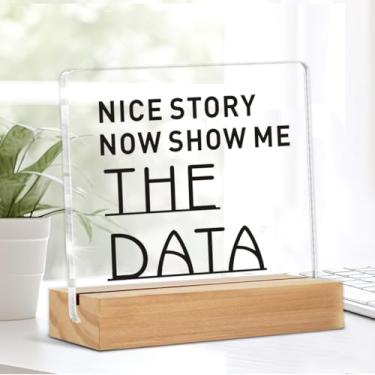 Imagem de Decoração de mesa de escritório engraçada, presentes legais para colega de trabalho Show Me the Data Placa de acrílico decorativa transparente com suporte de madeira para prateleira de mesa de