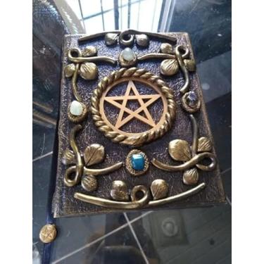 Imagem de Grimório Artesanal Das Sombras, Livro com Pentáculo e Decoração em Metal, 22,5 x 15,5 cm, Folhas Brancas para Anotações e Rituais, Diário Pessoal