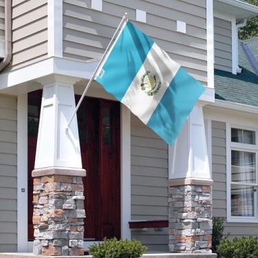 Imagem de Bandeira da Guatemala Fly in Breeze 9,5 x 1,5 m - Cor vívida e à prova de desbotamento - Cabeçalho de lona e costura dupla - Bandeiras do país guatemalteco poliéster com ilhós de latão 9,5 x 1,5 m