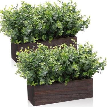 Imagem de Lyrow Pacote com 2 plantas artificiais de eucalipto em caixa de plantador de madeira retangular rústica vegetal em vaso sintético para decoração de mesa de casamento interna (marrom, 29 x 9 x 19 cm)