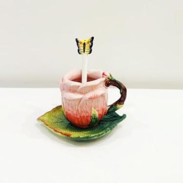 Imagem de Minigift Conjunto de pires de xícara de café expresso de cerâmica pintada à mão, rosa 3D com design de colher de borboleta, 90 ml (rosa)