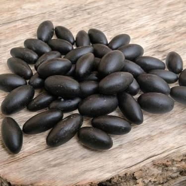 Imagem de Lingam Shiva preto para bebês de 2,5 x 3,5 cm, 11 peças, pedra preta para puja, meditação, vastu, cura – pequeno ídolo artesanal para templo doméstico, altar, viagem e decoração espiritual