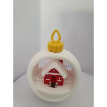 Imagem de Bola Decorativa de Natal, Formato Redondo, Branca com Detalhes em Vermelho e Amarelo, para Árvore de Natal, Decoração Natalina