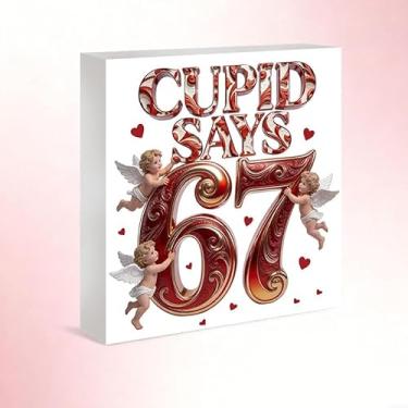Imagem de Placa Cupid Says 67, presente romântico de Dia dos Namorados ou aniversário de 67 anos para ela, lindo design de anjo e coração, ideal para decoração de sala de estar ou quarto
