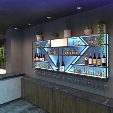 Imagem de Prateleira de vinho de metal montada na parede com luz LED, prateleiras de bar modernas para cozinha e café, suporte de vidro incluído, design preto elegante (180 x 20 x 100 cm)