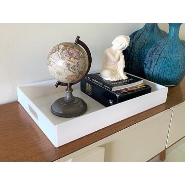 Imagem de Bandeja Retangular Na Cor Branca com Alça 45cm - Acrílico Resistente e Vitálício