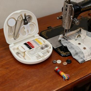 Imagem de Mini caixa de costura portátil para viagens, kit básico de costura de emergência com agulhas, fios, botões, tesoura, kit de caixa de costura pequena, presente para mulheres, avó, adultos iniciantes
