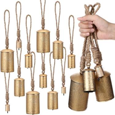 Imagem de AceOrbit Conjunto de 12 sinos de vaca de metal rústico 4,75 a 5 para pendurar sinos gigantes de harmonia de Natal vintage em corda de juta, enfeites de árvore de Natal vintage para decorações de