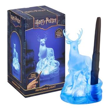 Imagem de Paladone Harry Potter Deer Patronus Light com controle remoto de varinha, mercadoria oficialmente licenciada do Mundo Mágico, presente colecionável alimentado por bateria, decoração de casa