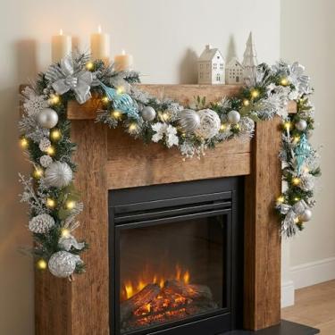 Imagem de Valery Madelyn pré-iluminada 2,7 m/269 cm, decorações de guirlanda de Natal prateadas e brancas com ornamentos de bola, pinhas operadas por bateria, 20 luzes de LED para ambientes externos de árvore de Natal e lareira