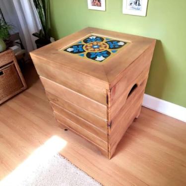 Imagem de Banquinho Baú em Madeira Maciça Rústico – Banco Artesanal com Espaço Interno para Armazenamento – Decorativo e Funcional para Sala, Quarto e Entrada (6, S01)