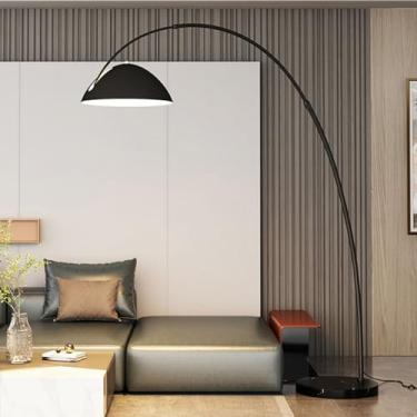 Imagem de Luminária de chão nórdica em arco, com estrutura em metal polido, estilo vertical decorativo para sala de estar, haste retrátil, ideal para colocar sobre o sofá. Possui interruptor de pé e b