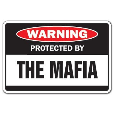 Imagem de Placa de aviso Protected by The Mafia | Interno/Externo | Decoração de casa divertida para garagens, salas de estar, quarto, escritórios | Placa de parede com placa italiana SignMission Mob Gangster