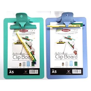 Imagem de Yosogo A5 Tamanho Plástico Clipboard – Pacote com 2 com suporte de caneta e caneta bônus – Comporta até 40 folhas – Tamanho portátil de 15,24 cm x 22,86 cm – Plástico ABS durável – Escrita, Escritório, Estação, Conjunto de materiais escolares
