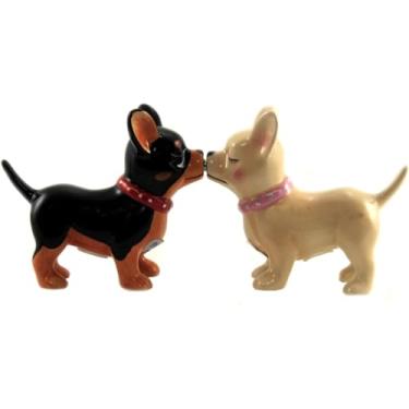 Imagem de Pacific Trading Kissing Chihuahuas Filhotes Pucker Up, Saleiro e Pimenteiro Conjunto Magnético