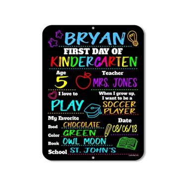 Imagem de Placa de estanho First Day of School HDG-1115 estilo quadro-negro - 23 x 30 cm reutilizável fácil de limpar volta às aulas - USE marcadores de giz líquido para personalizar (não incluídos)
