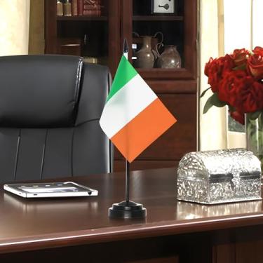 Imagem de Conjunto de bandeiras de mesa de luxo da Irlanda - 15 x 10 cm bandeira irlandesa em miniatura com mastro sólido de 30 cm - Cor vívida e resistente ao desbotamento - Base preta e topo de lança