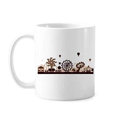 Imagem de Caneca preta de cerâmica com contorno de instalações de parque de diversões em porcelana para café