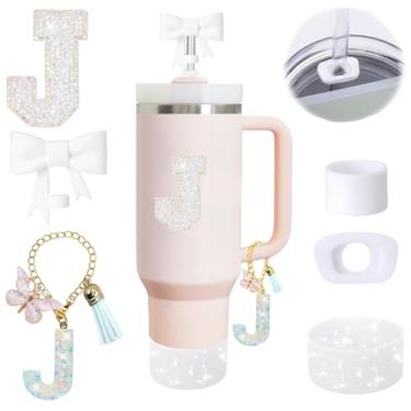 Imagem de Conjunto de 6 peças de acessórios de copo Stanley branco adequado para Stanley Cup 850 g 1,134 g, incluindo pingente de alça, adesivo inicial personalizado, topo de palha, bota de silicone brilhante,