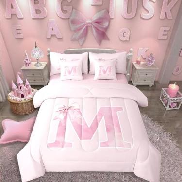 Imagem de Erosebridal Conjunto de edredom casal com laço rosa com inicial de 7 peças, monograma Coquete, letra M, presente de aniversário em uma bolsa para ela, decoração de quarto feminino exclusivo para