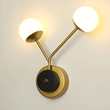 Imagem de Luminária de parede pós-moderna com duas cabeças, luminária de parede com esfera de vidro branco, luminária de parede moderna de latão para sala de estar, quarto, corredor, hotel, galeria.