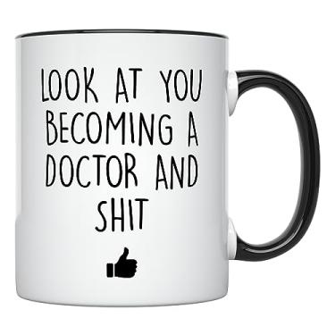 Imagem de Caneca YouNique Designs Future Doctor Coffee Caneca, 325 ml, branca, copo de estudante médico engraçado, caneca escolar médica, escola médica (alça preta)