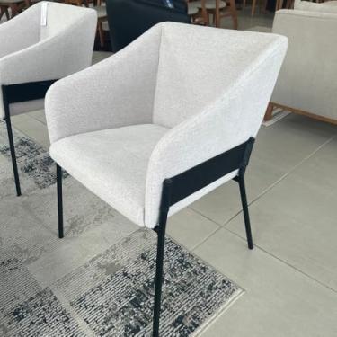 Imagem de Poltrona Moderna com Base Metálica Preta, Estofado em Tecido Cinza Claro, Design Contemporâneo para Sala de Estar e Escritório.