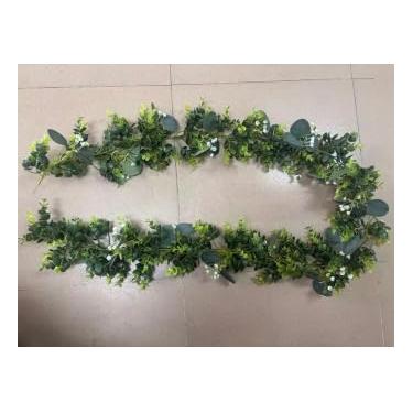 Imagem de Vlorart Guirlanda artificial de eucalipto de 1,82 m com flor branca e folhas de buxo, videiras sintéticas resistentes a UV, decoração verde, para decoração de casa de fazenda ao ar livre, cenário de