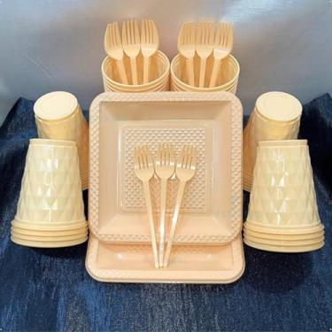 Imagem de Conjunto de luxo descartável para festas de aniversário com 260 peças Pratos quadrados de plástico colorido com efeito perolado Cores doces (Laranja Candy)