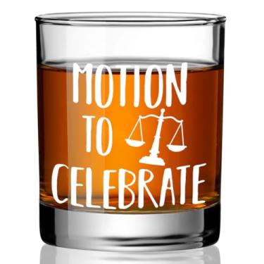 Imagem de Presentes de advogado para homens, movimento para celebrar copo de uísque, presentes de formatura para estudantes de direito, futuro advogado, advogado paralegal, presente de exame de passagem