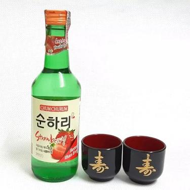 Imagem de 01 Bebida Alcoólica Soju Coreano com Sabor (Morango, Pêssego, Uva, Toranja, Yogurt, Ameixa, Blueberry) + 02 Copo Guinomi (Copo Ideograma (Kotobuki), Morango)