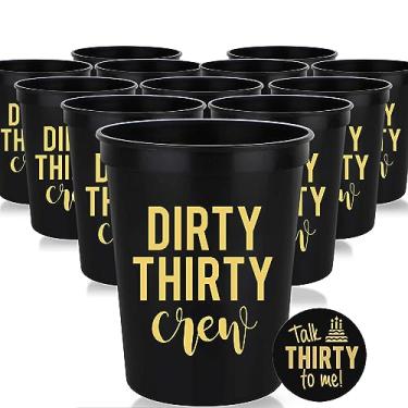 Imagem de Copos de festa de aniversário de 30 anos Dirty Thirty Crew, conjunto de copos de estádio pretos e dourados de 350 a 473 ml com botão "Talk Thirty to Me" para decorações - Decorações sujas de 30