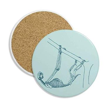 Imagem de Caneca com desenho de bicho-preguiça de esqueleto para porta-copos com proteção de mesa, pedra absorvente