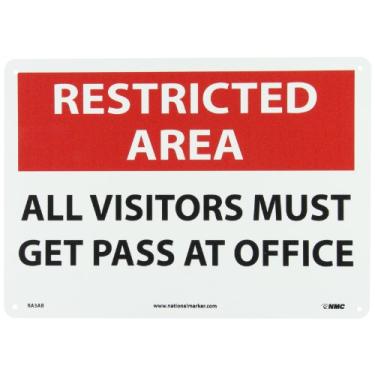 Imagem de NMC Placa de segurança RA3AB, legenda "Área restrita - TODOS OS VISITANTES DEVEM PASSAR NO ESCRITÓRIO", 35,5 cm de comprimento x 25,4 cm de altura, alumínio, preto/vermelho sobre branco