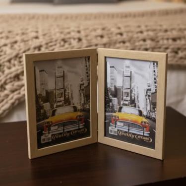 Imagem de Porta Retrato Duplo Vertical 15x21 Moldura de Madeira Dourado com Vidro