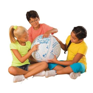 Imagem de S&S Worldwide Toss N Talk About Anti-Bullying Ball. Infla até 40 cm de diâmetro. Ótima maneira de iniciar conversas sobre bullying. Inclui folha de sugestões de atividades.
