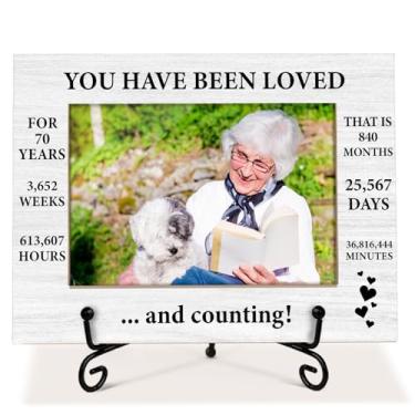 Imagem de Zwsrplo Moldura de aniversário de 70 anos, presentes de aniversário de 70 anos para mulheres e homens, presentes para avó para 70 anos, decoração de mesa, porta-retrato de pai e mãe, 10 x 15