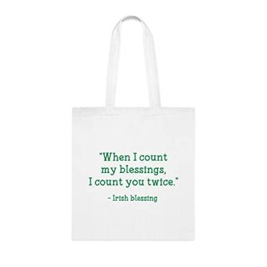 Imagem de When I Count My Blessings I Count You Twice. Sacola de bênção irlandesa, presente irlandês engraçado, bolsa de ombro irlandesa, sacos reutilizáveis irlandeses, ideia de presente de cesta de Natal de aniversário, Branco