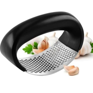 Imagem de Espremedor e Amassador de Alho Manual em Aço Inoxidável, Alça Ergonômica, 10,2 x 5,2 cm, Preto, Fácil Limpeza e Alta Durabilidade para o seu dia a dia