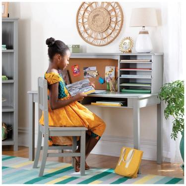 Imagem de Escrivaninha infantil Guidecraft cinza com estante superior, nichos, quadro de cortiça e cadeira em madeira para estudo