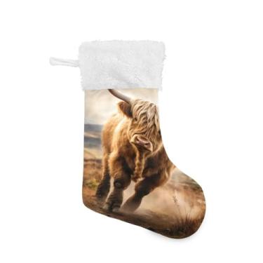 Imagem de ATTX Meias de Natal de vaca Highland, suportes de presente brancos de pelúcia para decorações de festas de fim de ano (17,7 polegadas, pacote com 2) #360
