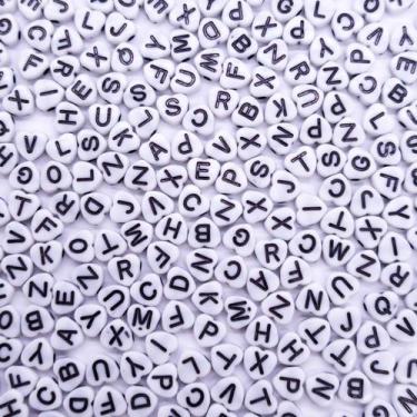 Imagem de Miçanga Passante Coração Alfabeto Plástico Branco Letra Preta 7mm 500p