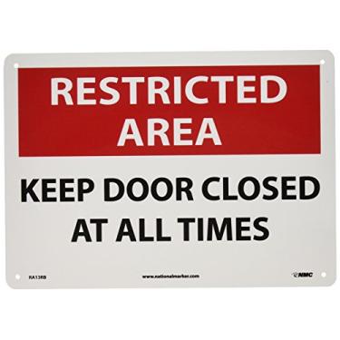 Imagem de NMC Placa de segurança RA13RB, legenda "área restrita - mantenha a porta fechada em todos os momentos", 35,5 cm de comprimento x 25,4 cm de altura, plástico rígido, preto/vermelho no branco