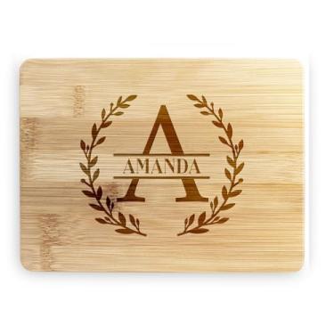 Imagem de Tábua de corte personalizada, placa de corte de nome personalizado, monograma de nome gravado, tábuas de corte de bambu, casamento personalizado, aniversário, inauguração de casa, Natal, ideia de