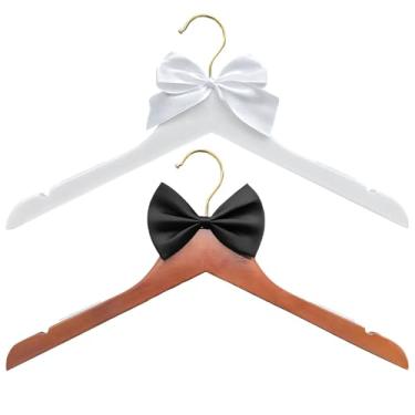 Imagem de Cabides para vestidos de noiva e noivos, design de madeira vintage com laço preto e corrente de pérolas, conjunto de casamento personalizado