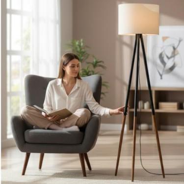 Imagem de Abajur Luminária de Chão Ranna com Cúpula em Acetato Cor Palha Tripé em Aço e Madeira Bivolt p/Ambientes Internos, Salas e Quartos