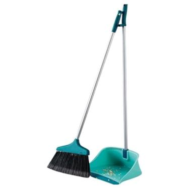 Imagem de Conjunto de utensílios de limpeza de duas peças: pá de lixo e vassoura.