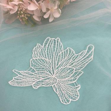 Imagem de Aplique de flores de renda 3D, remendos bordados florais brancos, 5 peças, decorações de artesanato de casamento DIY (Branco-R9)