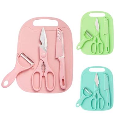 Imagem de Conjunto de Utensílios de Cozinha 4 Peças, Lâminas em Aço Inox, Cores Sortidas (Rosa/Azul/Verde), Cabo Plástico, Tesoura 20,5cm, Faca 20cm, Descascador 11,5cm, Tábua 25x18,5cm