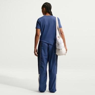 Imagem de Camiseta Nike Sportswear Club Essentials Feminina-Feminino